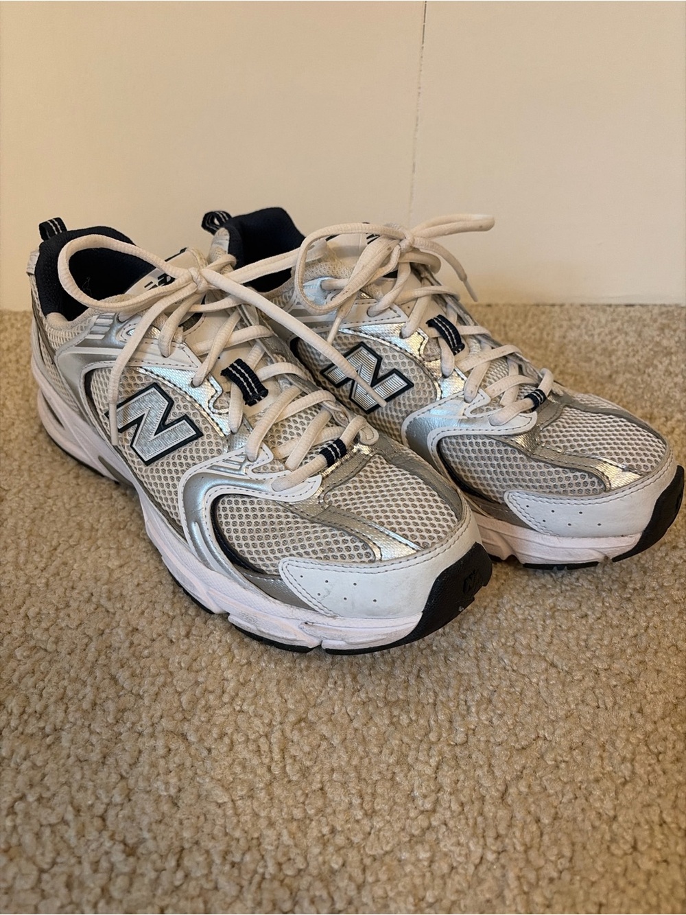 New Balance Womes US 9 Silver and White Running Sneakers